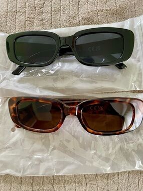 Pair of Rectangular Sunglasses - Black & Tortoiseshell
